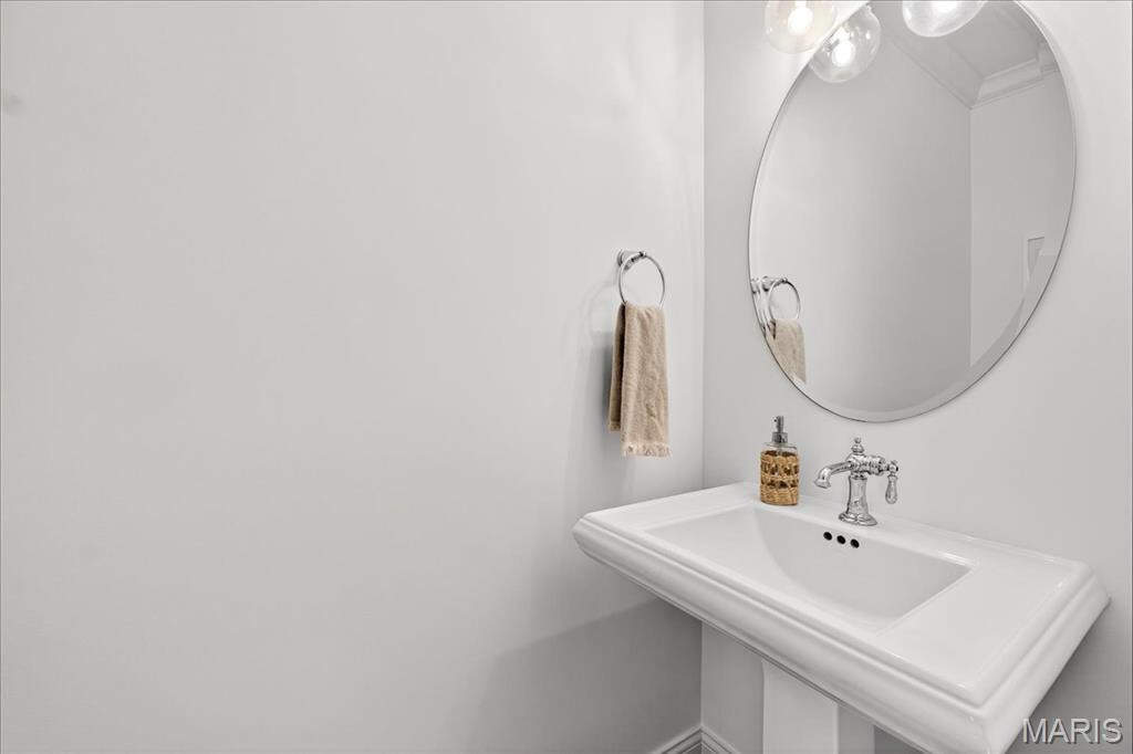 Des Peres, Missouri 63131, United States, 5 Bedrooms Bedrooms, ,5 BathroomsBathrooms,Residential,Active,195682