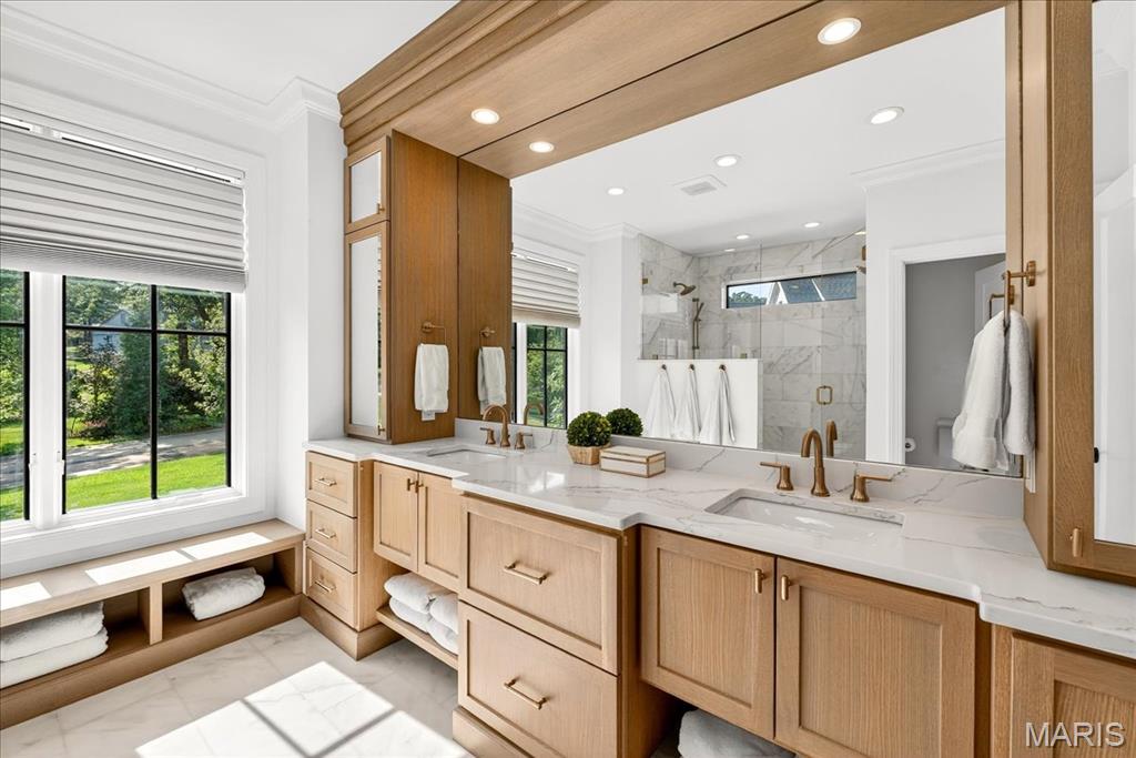 Des Peres, Missouri 63131, United States, 5 Bedrooms Bedrooms, ,5 BathroomsBathrooms,Residential,Active,195682