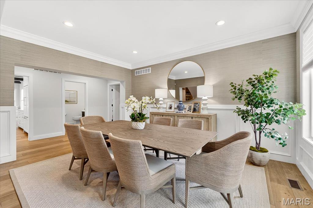 Des Peres, Missouri 63131, United States, 5 Bedrooms Bedrooms, ,5 BathroomsBathrooms,Residential,Active,195682