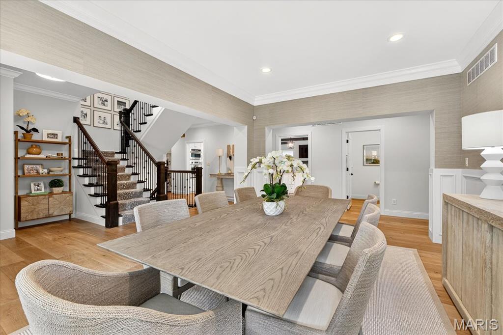 Des Peres, Missouri 63131, United States, 5 Bedrooms Bedrooms, ,5 BathroomsBathrooms,Residential,Active,195682