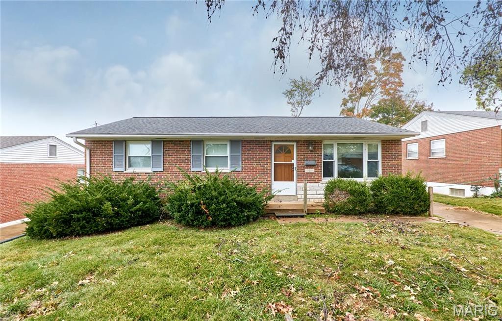 Photo of 9826 Glenmont Drive, St Louis, MO 63123 (MLS # 25073360)
