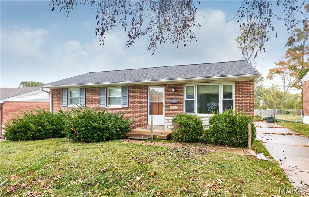 Photo of 9826 Glenmont Drive, St Louis, MO 63123 (MLS # 25073360)