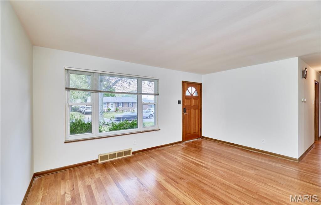 Photo of 9826 Glenmont Drive, St Louis, MO 63123 (MLS # 25073360)