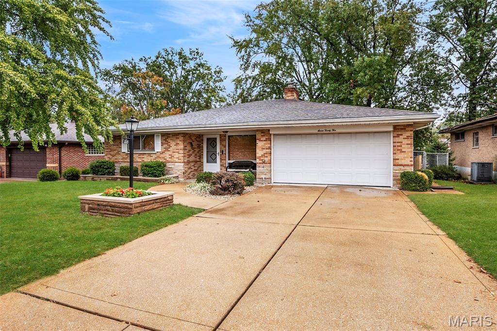 Photo of 725 Buckley Road, Mehlville, MO 63125 (MLS # 25072579)