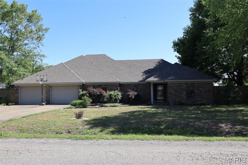 Photo of 201 Lawrence Drive, Steele, MO 63877 (MLS # 26028385)