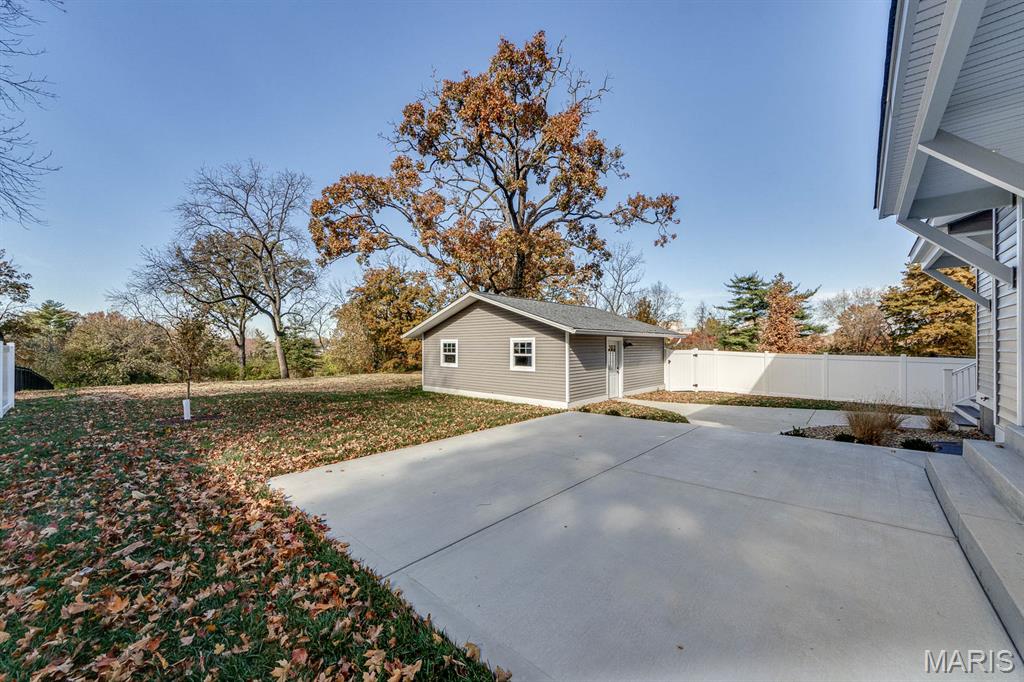 1041 N Bompart Avenue