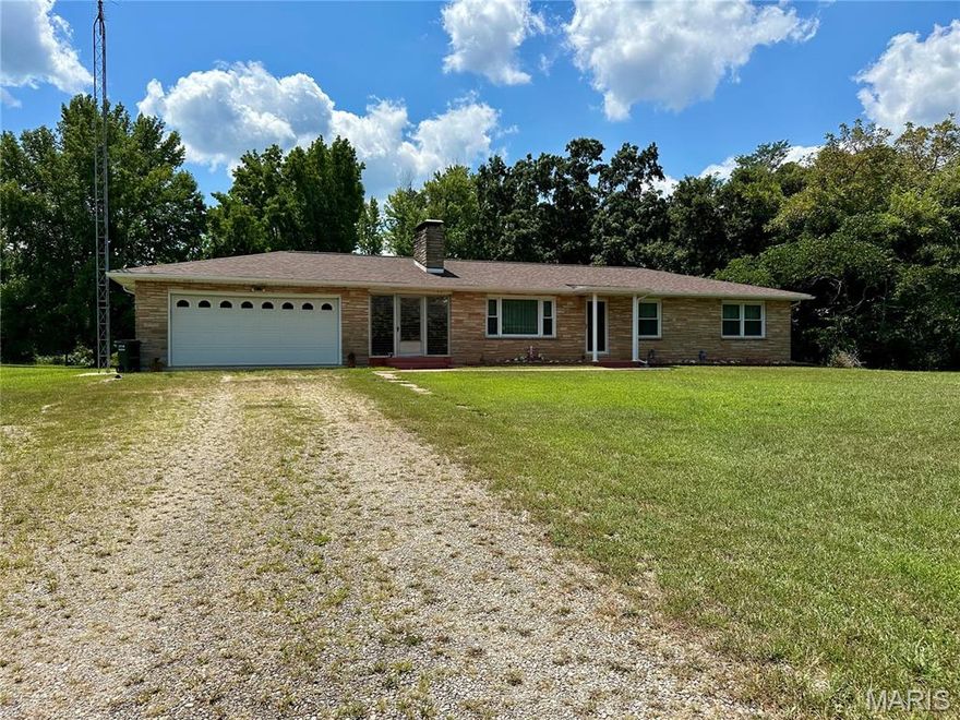Charming 3-Bedroom Stone Home on Acreage – In Town!
Don't miss this rare opportunity to own a solid stone exterior home featuring 3 bedrooms, 1 bathroom, and some beautiful hardwood floors. Situated on a spacious lot with ample acreage, this property offers the perfect blend of privacy and convenience — just minutes from downtown!
Full unfinished basement – ideal for storage or future expansion
Classic hardwood floors – warm and timeless charm
Stone exterior – durable and low-maintenance
Room to grow – enjoy outdoor space for gardening, recreation, or just privacy.
This home is a great fit for anyone seeking a peaceful setting with easy access to local amenities.