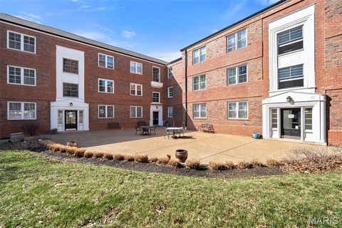 Photo of 923 S Hanley Road #E, Clayton, MO 63105 (MLS # 26009106)