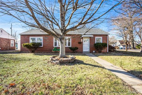 Photo of 1403 Madison Avenue, Edwardsville, IL 62025 (MLS # 26002937)