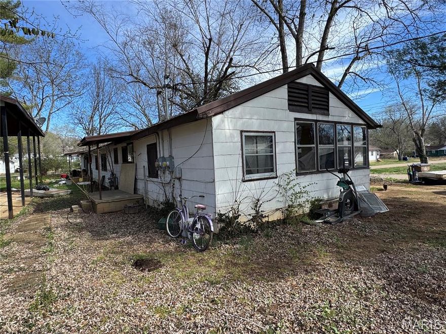 Investment Opportunity – Duplex with Strong Income Potential Great opportunity to add to your rental portfolio! This duplex features two spacious 2-bedroom units, each offering approximately 916 sq ft of living space. Each unit currently rents for $400/month Total current income: $800/month Well-sized layouts with solid rental potential. Even better, the seller also has 3 additional duplexes available and is willing to offer a package deal for all properties, making this an excellent opportunity for investors looking to scale quickly. Don’t miss your chance to secure multiple income-producing properties in one deal!