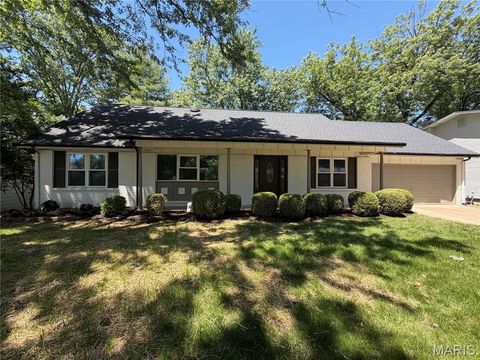 Photo of 1015 Fernway Lane, St Louis, MO 63141 (MLS # 26029961)