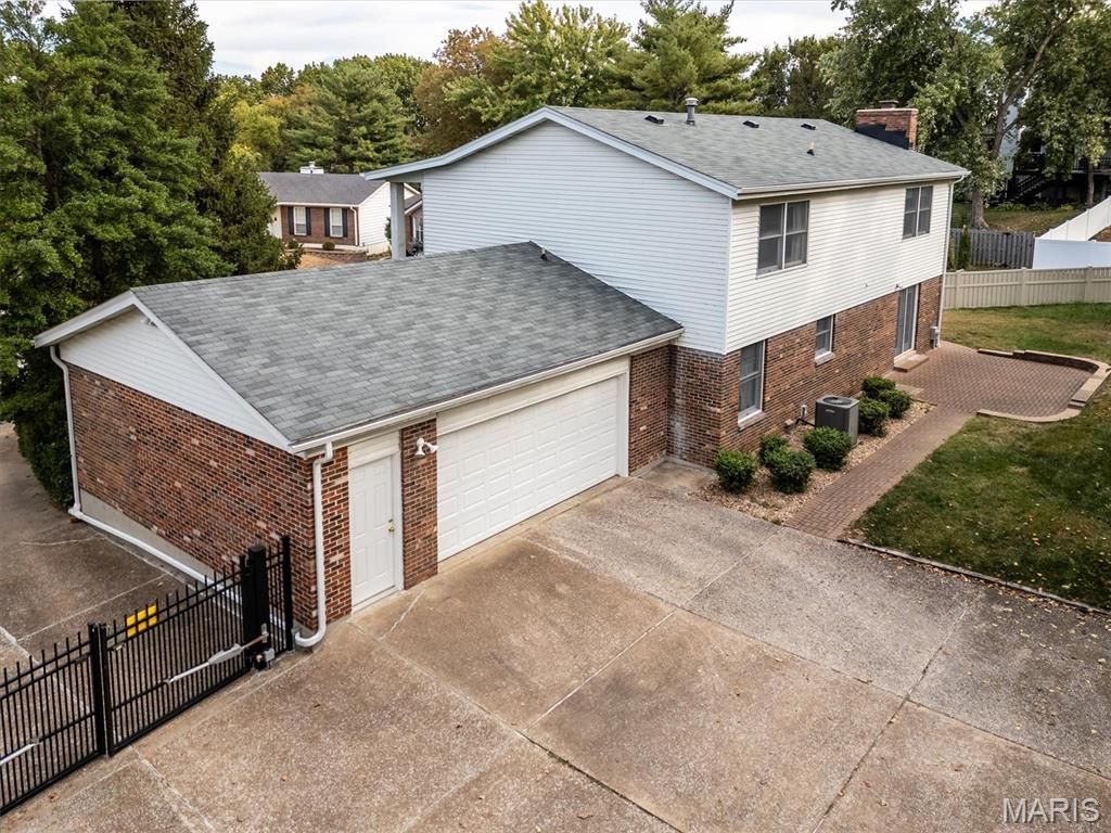 Photo of 2304 Glenrich Drive, Oakville, MO 63129 (MLS # 25073354)