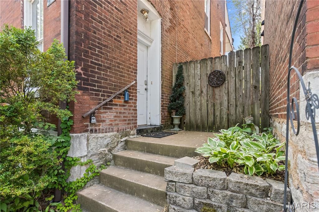 Photo of 2218 Wyoming Street, St Louis, MO 63118 (MLS # 26026054)