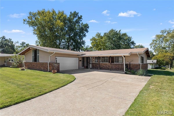 445 DURWOOD DR, FLORISSANT, MO 63033 - Image bfcc1e3ab12368977cfc8b03dcc0fa6c/1886959063