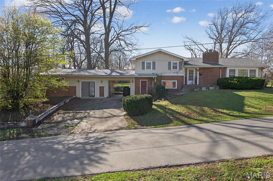 Great opportunity in Scott City! This home is perfect for a first-time buyer ready to put in some work or an investor looking for their next project. Featuring good-sized bedrooms, a spacious living area, and a large backyard, the property offers a solid layout with plenty of potential. The roof is only 1 year old, adding immediate value. While the home does need TLC, it presents a great chance to build equity or maximize returns. Don’t miss out on this opportunity!