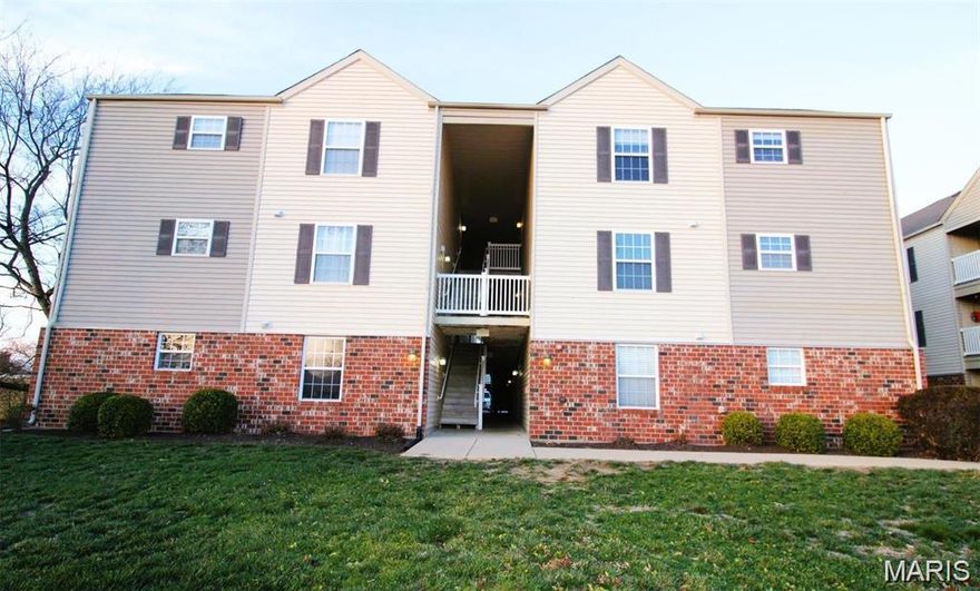 Excellent lease opportunity | Will NOT last | Very convenient location | Close to shopping and restaurants Welcome to the very spacious 2
bed, 2 bath apartment with the open look and feel with plenty of natural light. The front door welcomes into the unit with gleaming
hardwood floor foyer. To one side of the foyer is the generous sized laundry room with washer and dryer present. The other side is the
hall bathroom. Walk further in to get to the great room with tall vaulted ceiling. The kitchen is expansive with ample dining space. The
cabinets are 42" tall, appliances are all stainless steel. There is pantry and a planning desk as well. The master suite has an attached
bathroom and generous walk-in closet. The second bedroom is of decent size and an attached bathroom which doubles as as Jack and Jill
from the foyer as well. Reserved parking space | Plenty of extra parking | Water, Trash covered by HOA