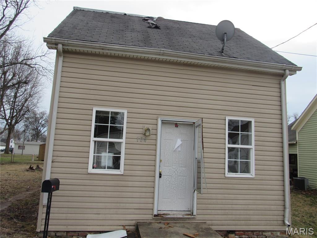 Photo 1 of 11 — 104 E South Street, Mascoutah, IL 62258