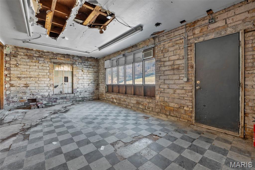 n/a - Commercial Sale