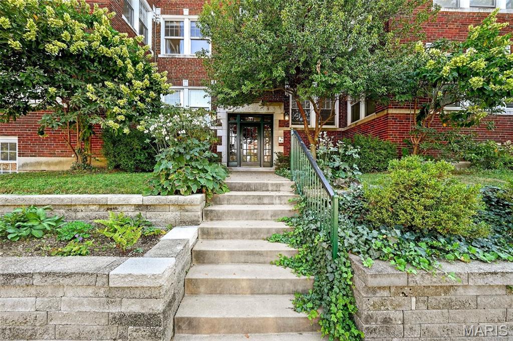 Cloverleaf Condo - Residential