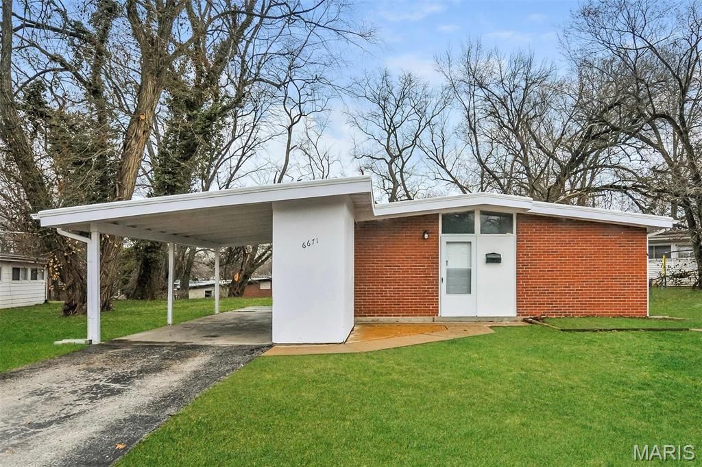 Photo of 6671 Bitteroot Lane, St Louis, MO 63134 (MLS # 25073661)