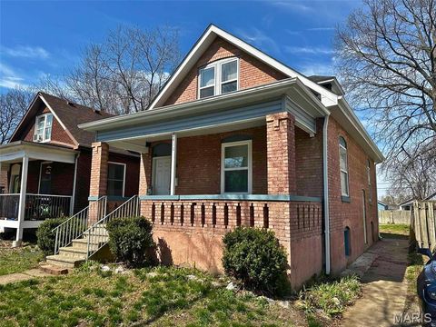 Photo of 2411 Benton Street, Granite City, IL 62040 (MLS # 26016912)