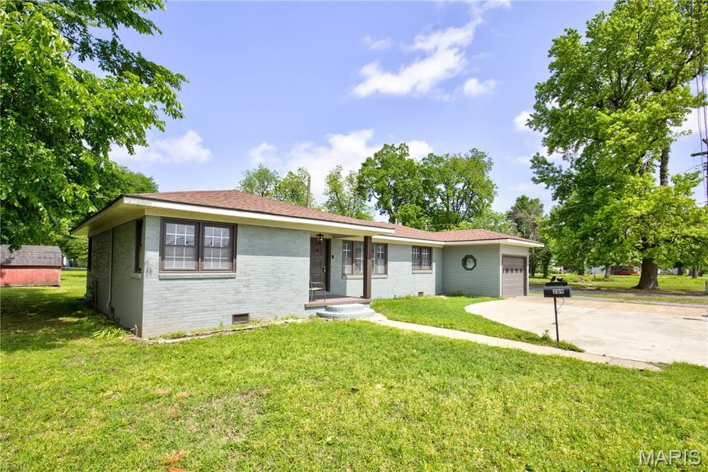 Photo of 209 E Pine St, East Prairie, MO 63845 (MLS # 26026118)