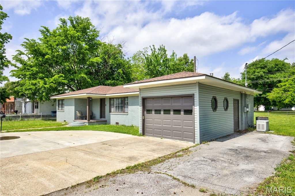 Photo of 209 E Pine St, East Prairie, MO 63845 (MLS # 26026118)