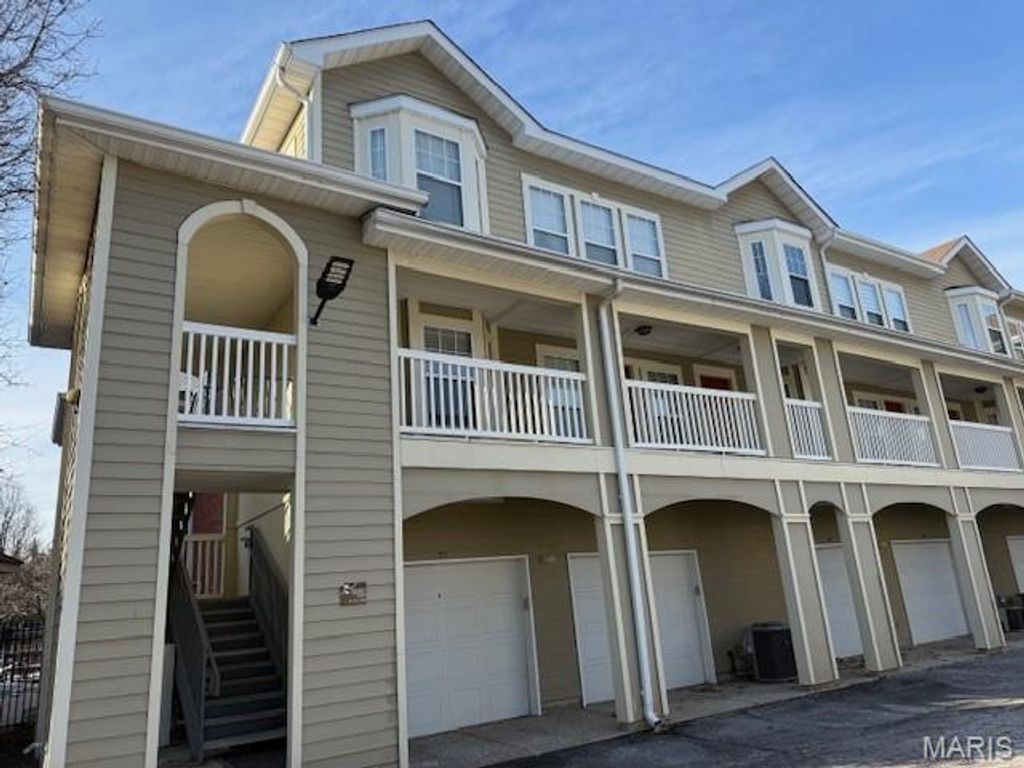 Photo of 2716 McKnight Crossing Court, St Louis, MO 63124 (MLS # 25079624)