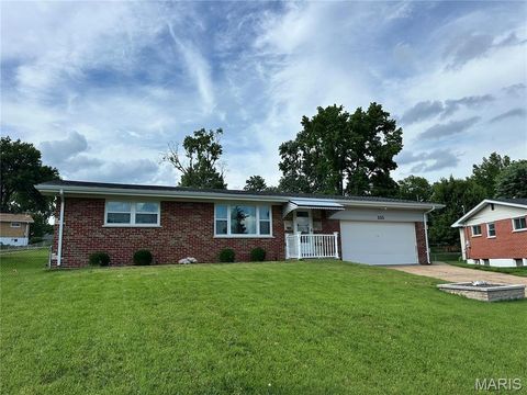 Photo of 333 Pentonville Drive, Unincorporated, MO 63125 (MLS # 26036327)