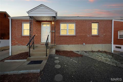 Photo of 84 S Laclede Station Road, Webster Groves, MO 63119 (MLS # 25080840)