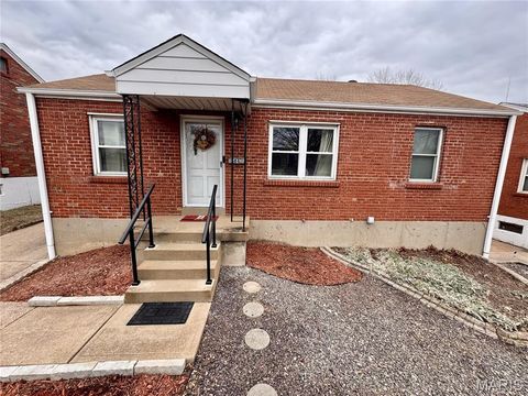 Photo of 84 S Laclede Station Road, Webster Groves, MO 63119 (MLS # 25080840)