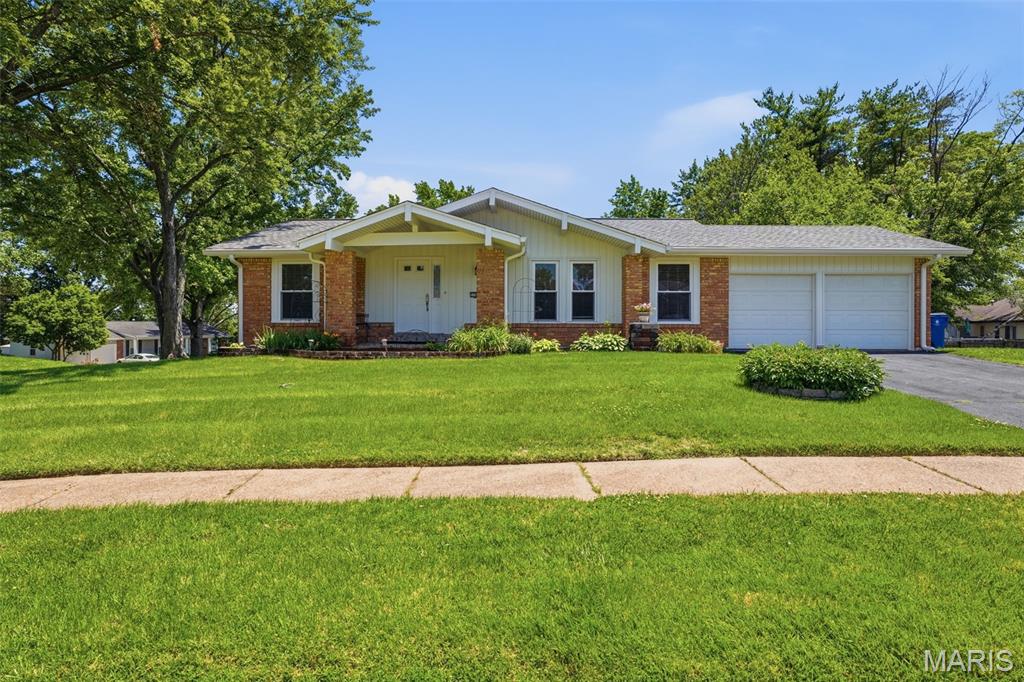 Photo 1 of 37 — 1780 Wishingwell Drive, St Louis, MO 63146
