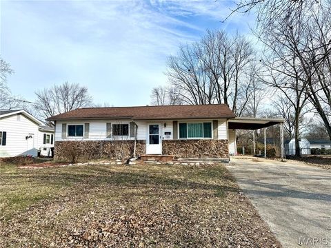 Photo of 520 Kent Drive, Wentzville, MO 63385 (MLS # 26002332)