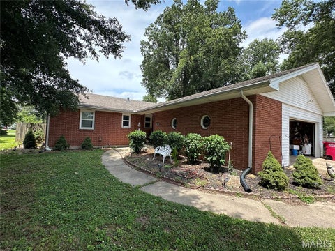 Photo of 900 Hawthorn Drive, Sikeston, MO 63801 (MLS # 26038946)