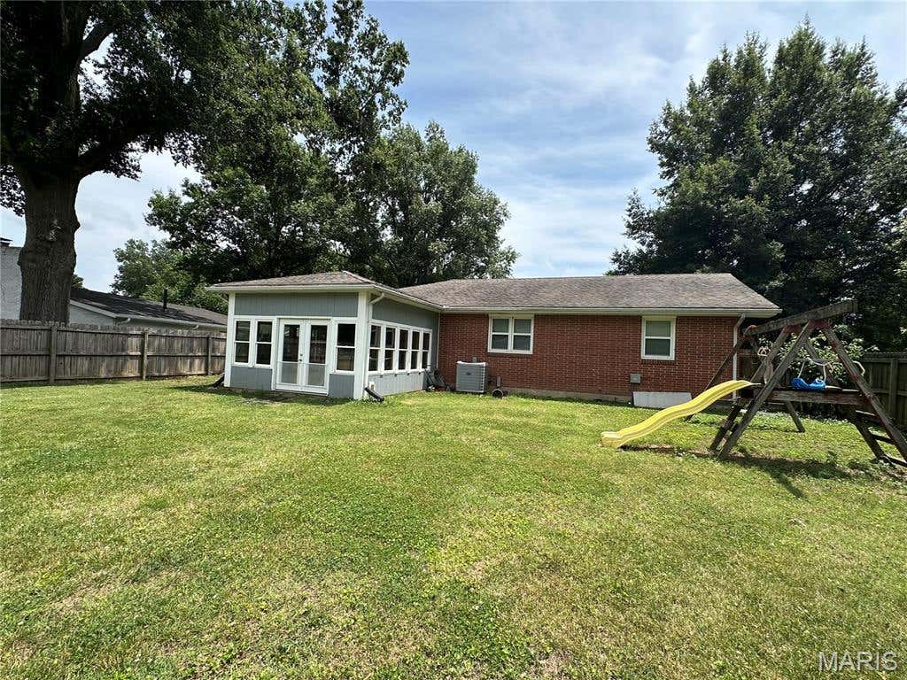 Photo of 900 Hawthorn Drive, Sikeston, MO 63801 (MLS # 26038946)