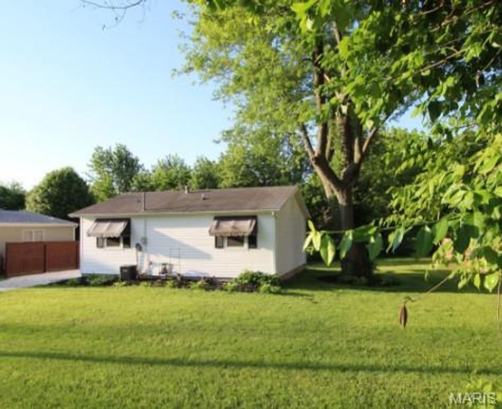 Photo of 704 E Mortimer Street, New Florence, MO 63363 (MLS # 26027271)