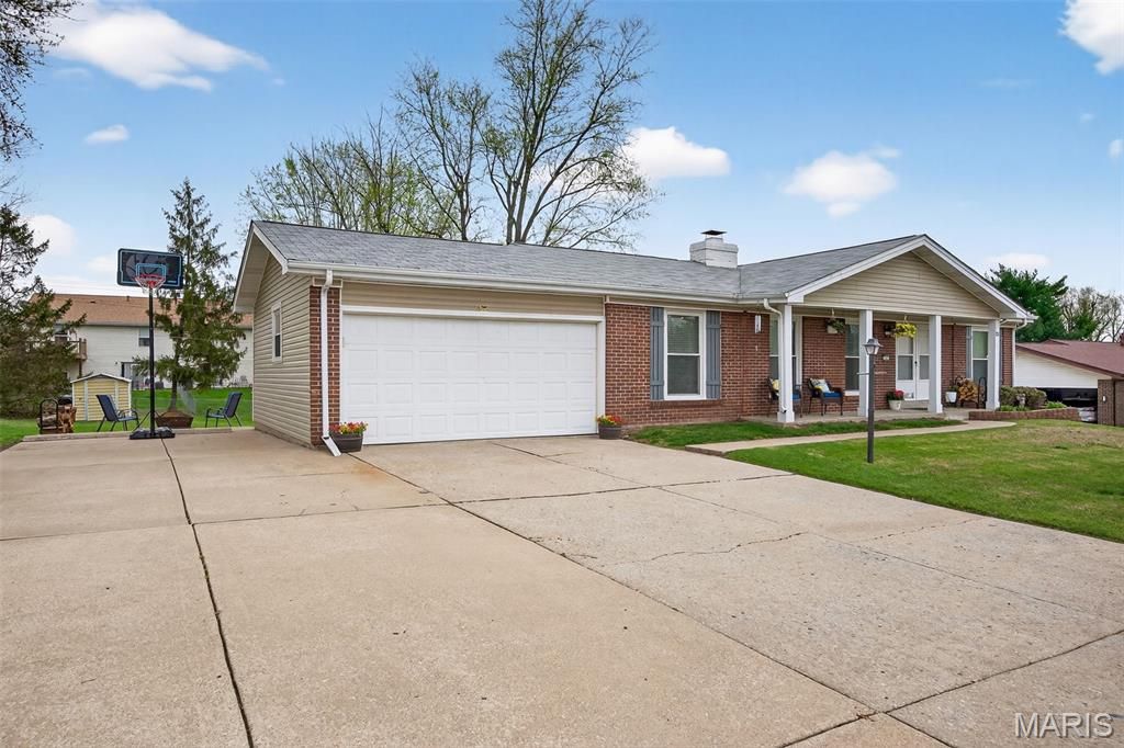 Photo of 33 Ayrshire Road, St Charles, MO 63303 (MLS # 26019886)