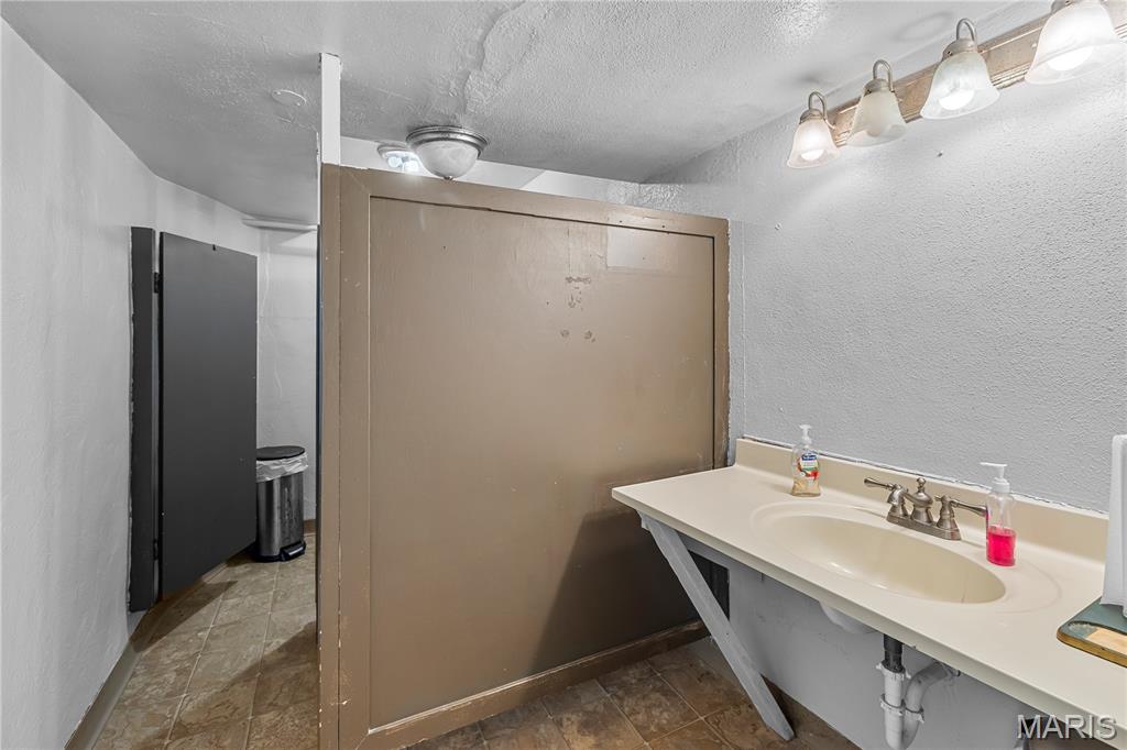 Kitchen & Bartlett Add - Commercial Sale