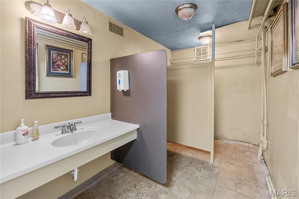 Kitchen & Bartlett Add - Commercial Sale