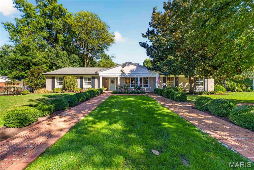 Photo of 1136 Ridgelynn Drive, Ladue, MO 63124 (MLS # 26065869)