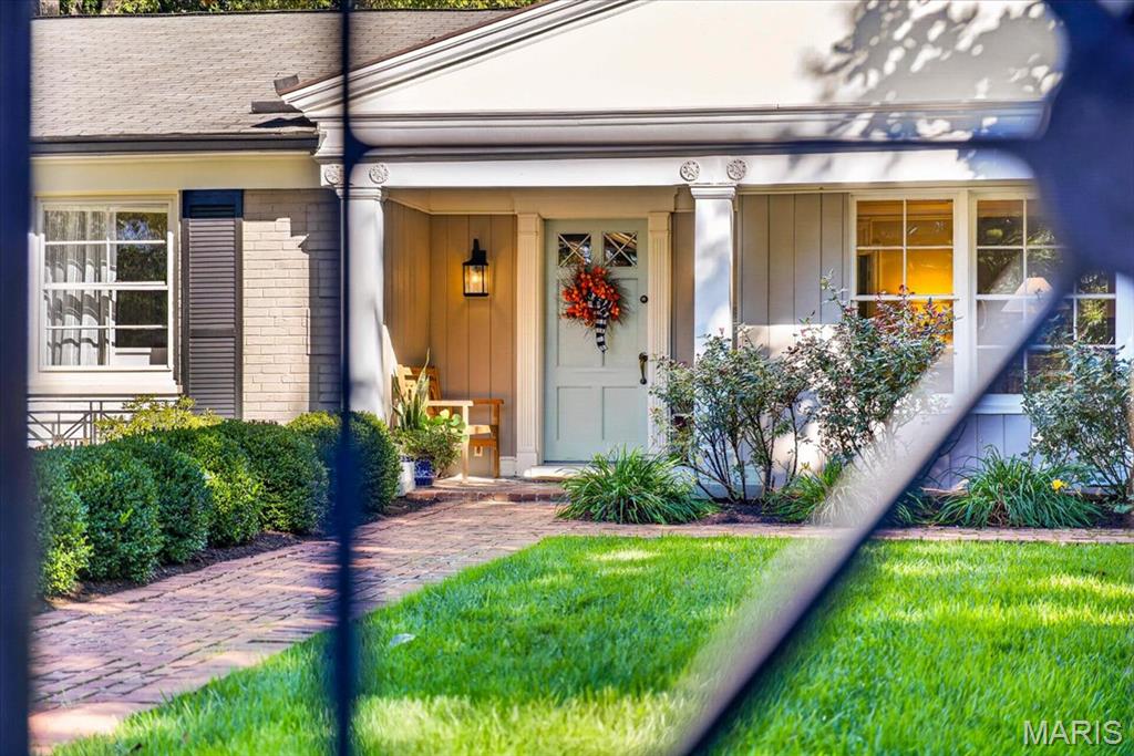 Photo of 1136 Ridgelynn Drive, Ladue, MO 63124 (MLS # 26065869)