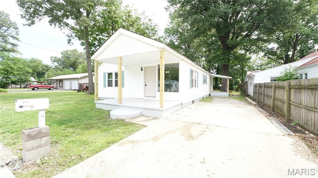 Photo of 804 N Catalpa St St, Dexter, MO 63841 (MLS # 26026781)