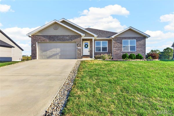 636 EISENHOWER BLVD, TROY, IL 62294 - Image c48e22c7f0d776587e44fdba50b2e4ea/689611471