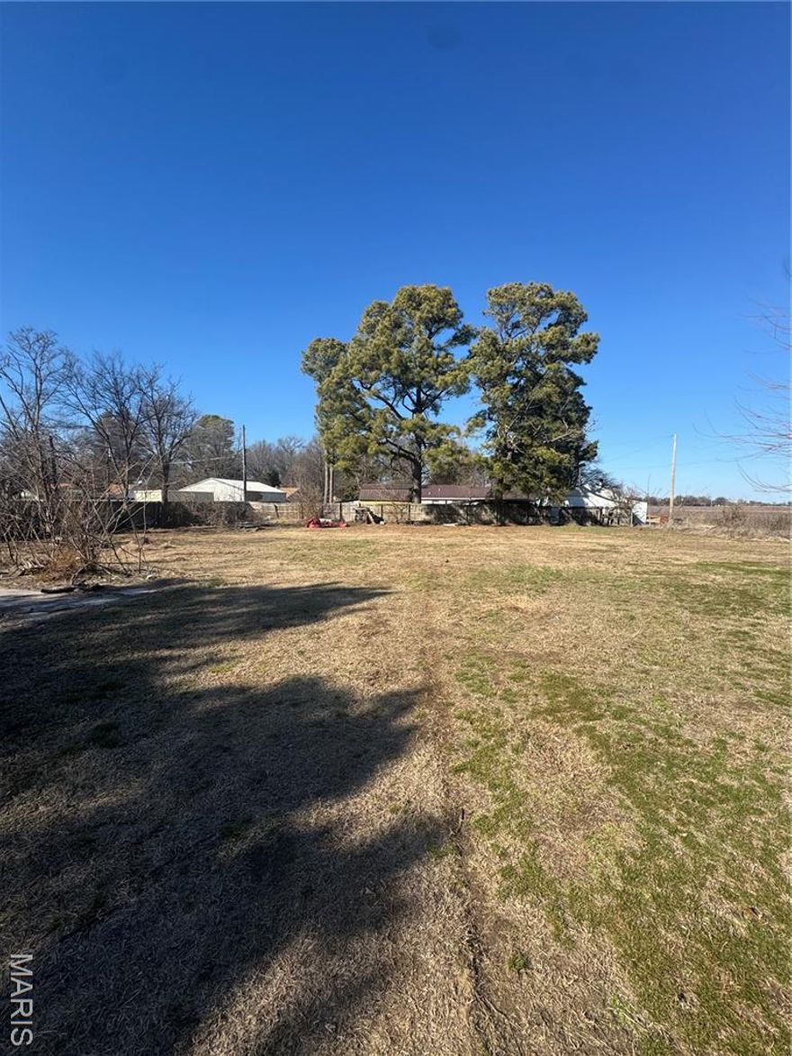 Corner lot located in the Wright Acres Subdivision. Holcomb schools. Lots of different options for this property. 0.34-acre m/l. Sized at 100x150.
