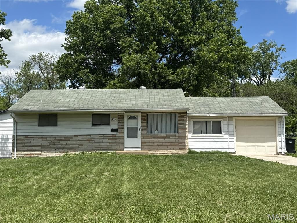 Photo of 237 Ben Nevis Road, St Louis, MO 63137 (MLS # 26029646)