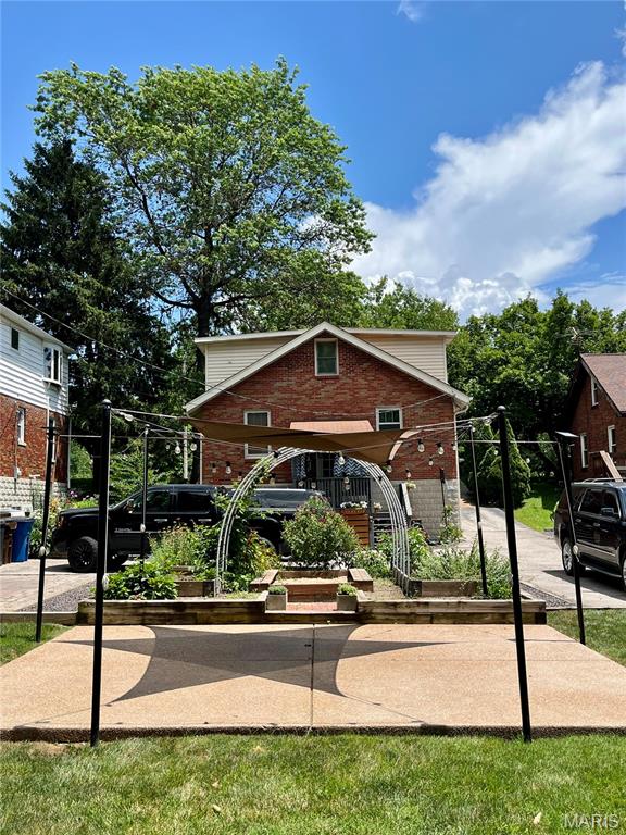 Main image without alt text