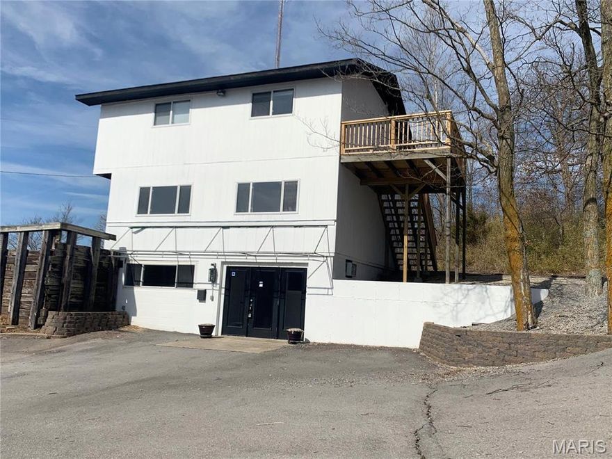 Come take a look at this prime location in Jackson! Do you need more market exposure and advertising? How about advertising on one of the most traveled roads in our area! This property has a great amount of parking, three levels, great exposure, a two bed one bath on the third level! There is so much that can be done with this property whether you are looking for a great investment, or a new office! 

Per MODOT, daily traffic count in front of this building is 10,741.  Lots of exposure for your business! Location: City, High Traffic, Hwy/Interstate Frntg