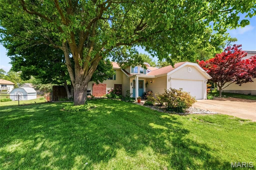 Photo of 2425 Farnham Court, Florissant, MO 63033 (MLS # 26024416)