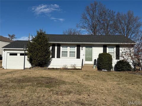 Photo of 11015 Golf Crest Drive, St Louis, MO 63126 (MLS # 25082713)