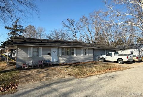 Photo of 2325 Mangold Street, Poplar Bluff, MO 63901 (MLS # 25081263)